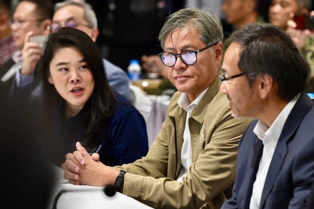 คณะทูต-สื่อนานาชาติลงพื้นที่ชายแดนให้ความสนใจในข้อมูลพยานหลักฐานที่รัฐบาลไทยนำเสนอ คณะทูต-สื่อนานาชาติลงพื้นที่ชายแดนให้ความสนใจในข้อมูลพยานหลักฐานที่รัฐบาลไทยนำเสนอ