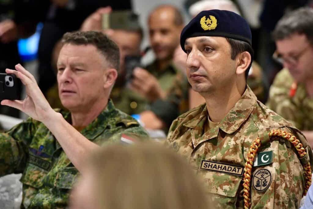 คณะทูต-สื่อนานาชาติลงพื้นที่ชายแดนให้ความสนใจในข้อมูลพยานหลักฐานที่รัฐบาลไทยนำเสนอ คณะทูต-สื่อนานาชาติลงพื้นที่ชายแดนให้ความสนใจในข้อมูลพยานหลักฐานที่รัฐบาลไทยนำเสนอ