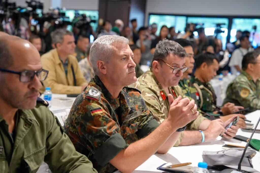 คณะทูต-สื่อนานาชาติลงพื้นที่ชายแดนให้ความสนใจในข้อมูลพยานหลักฐานที่รัฐบาลไทยนำเสนอ คณะทูต-สื่อนานาชาติลงพื้นที่ชายแดนให้ความสนใจในข้อมูลพยานหลักฐานที่รัฐบาลไทยนำเสนอ