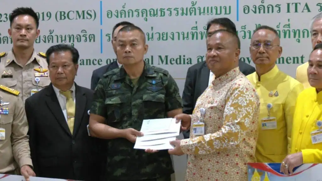 "บิ๊กเกรียง" มอบเงิน 4 ล้านให้แม่ทัพภาค 2 ช่วยเหลือผู้ประสบภัยชายแดน