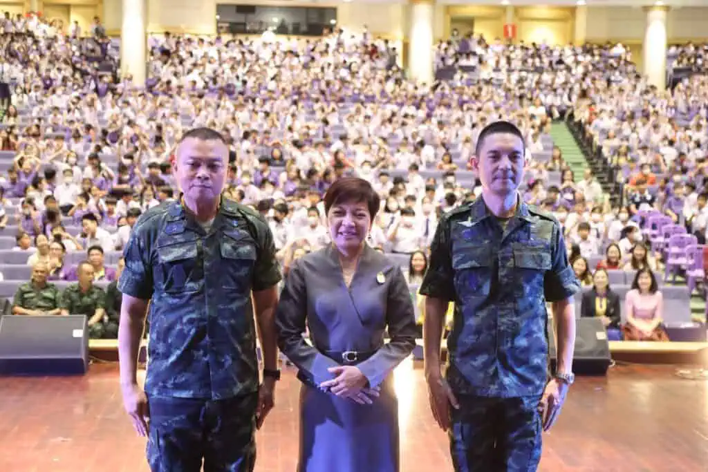 “พล.ท. บุญสิน” ลั่นไม่พร้อมเปิดด่านชายแดน หัวเราะแล้วบอก “ปิดยันเกษียณ” ลั่นไทยไม่ถอนกำลัง-อาวุธ ย้ำปราสาทตาควายเป็นของไทย ต้องหาวิธีนำกลับมา เตือนสติ อินฟลูเอนเซอร์ ให้ยึดข้อเท็จจริง ไม่สร้างความแตกแยก