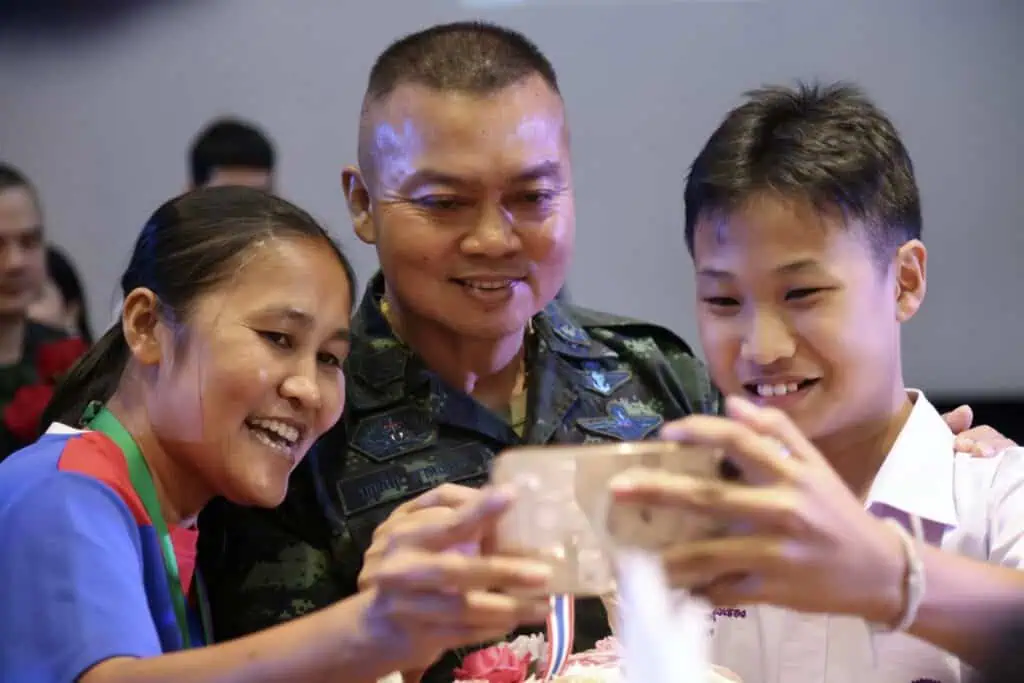 “พล.ท. บุญสิน” ลั่นไม่พร้อมเปิดด่านชายแดน หัวเราะแล้วบอก “ปิดยันเกษียณ” ลั่นไทยไม่ถอนกำลัง-อาวุธ ย้ำปราสาทตาควายเป็นของไทย ต้องหาวิธีนำกลับมา เตือนสติ อินฟลูเอนเซอร์ ให้ยึดข้อเท็จจริง ไม่สร้างความแตกแยก