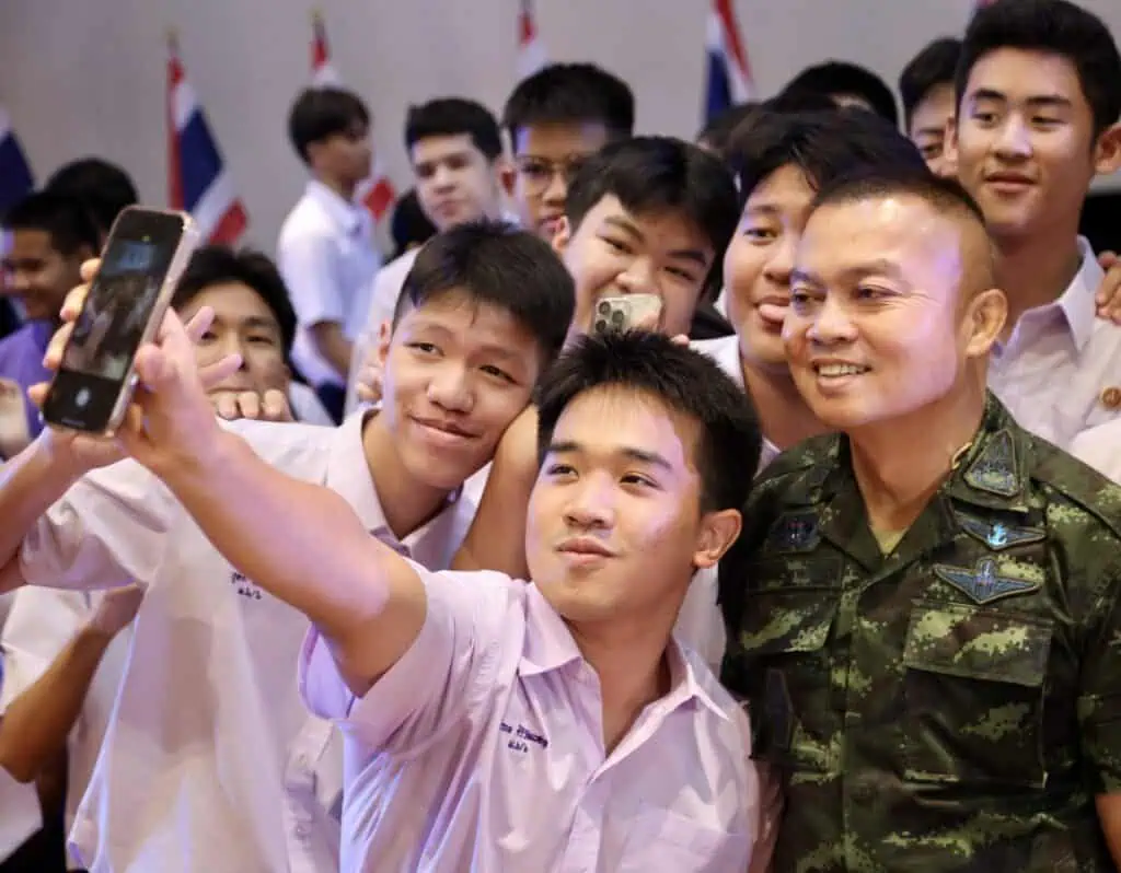 “พล.ท. บุญสิน” ลั่นไม่พร้อมเปิดด่านชายแดน หัวเราะแล้วบอก “ปิดยันเกษียณ” ลั่นไทยไม่ถอนกำลัง-อาวุธ ย้ำปราสาทตาควายเป็นของไทย ต้องหาวิธีนำกลับมา เตือนสติ อินฟลูเอนเซอร์ ให้ยึดข้อเท็จจริง ไม่สร้างความแตกแยก