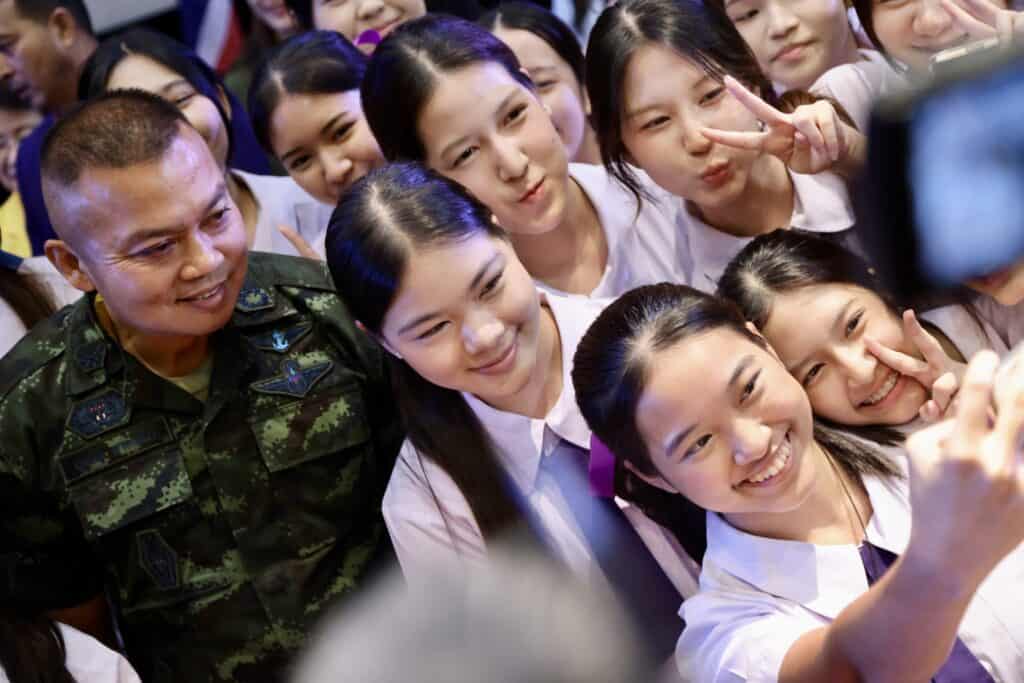 “พล.ท. บุญสิน” ลั่นไม่พร้อมเปิดด่านชายแดน หัวเราะแล้วบอก “ปิดยันเกษียณ” ลั่นไทยไม่ถอนกำลัง-อาวุธ ย้ำปราสาทตาควายเป็นของไทย ต้องหาวิธีนำกลับมา เตือนสติ อินฟลูเอนเซอร์ ให้ยึดข้อเท็จจริง ไม่สร้างความแตกแยก “พล.ท. บุญสิน” ลั่นไม่พร้อมเปิดด่านชายแดน หัวเราะแล้วบอก “ปิดยันเกษียณ” ลั่นไทยไม่ถอนกำลัง-อาวุธ ย้ำปราสาทตาควายเป็นของไทย ต้องหาวิธีนำกลับมา เตือนสติ อินฟลูเอนเซอร์ ให้ยึดข้อเท็จจริง ไม่สร้างความแตกแยก