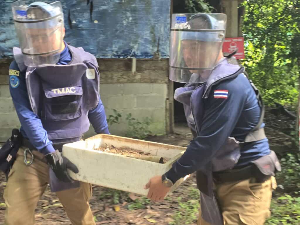 ไทยเรียกร้องกัมพูชาปฏิบัติตามข้อตกลงหยุดยิง กองทัพภาค 2 สร้างความปลอดภัย ทำลายวัตถุระเบิด” ไทยเรียกร้องกัมพูชาปฏิบัติตามข้อตกลงหยุดยิง กองทัพภาค 2 สร้างความปลอดภัย ทำลายวัตถุระเบิด”