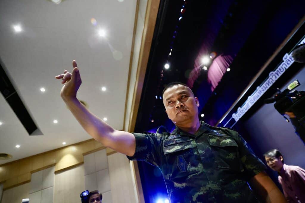 “พล.ท. บุญสิน” ลั่นไม่พร้อมเปิดด่านชายแดน หัวเราะแล้วบอก “ปิดยันเกษียณ” ลั่นไทยไม่ถอนกำลัง-อาวุธ ย้ำปราสาทตาควายเป็นของไทย ต้องหาวิธีนำกลับมา เตือนสติ อินฟลูเอนเซอร์ ให้ยึดข้อเท็จจริง ไม่สร้างความแตกแยก “พล.ท. บุญสิน” ลั่นไม่พร้อมเปิดด่านชายแดน หัวเราะแล้วบอก “ปิดยันเกษียณ” ลั่นไทยไม่ถอนกำลัง-อาวุธ ย้ำปราสาทตาควายเป็นของไทย ต้องหาวิธีนำกลับมา เตือนสติ อินฟลูเอนเซอร์ ให้ยึดข้อเท็จจริง ไม่สร้างความแตกแยก