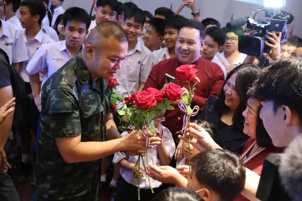 “พล.ท. บุญสิน” ลั่นไม่พร้อมเปิดด่านชายแดน หัวเราะแล้วบอก “ปิดยันเกษียณ” ลั่นไทยไม่ถอนกำลัง-อาวุธ ย้ำปราสาทตาควายเป็นของไทย ต้องหาวิธีนำกลับมา เตือนสติ อินฟลูเอนเซอร์ ให้ยึดข้อเท็จจริง ไม่สร้างความแตกแยก