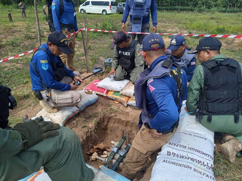 ไทยเรียกร้องกัมพูชาปฏิบัติตามข้อตกลงหยุดยิง กองทัพภาค 2 สร้างความปลอดภัย ทำลายวัตถุระเบิด” ไทยเรียกร้องกัมพูชาปฏิบัติตามข้อตกลงหยุดยิง กองทัพภาค 2 สร้างความปลอดภัย ทำลายวัตถุระเบิด”