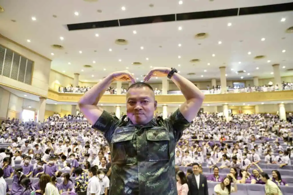 “พล.ท. บุญสิน” ลั่นไม่พร้อมเปิดด่านชายแดน หัวเราะแล้วบอก “ปิดยันเกษียณ” ลั่นไทยไม่ถอนกำลัง-อาวุธ ย้ำปราสาทตาควายเป็นของไทย ต้องหาวิธีนำกลับมา เตือนสติ อินฟลูเอนเซอร์ ให้ยึดข้อเท็จจริง ไม่สร้างความแตกแยก