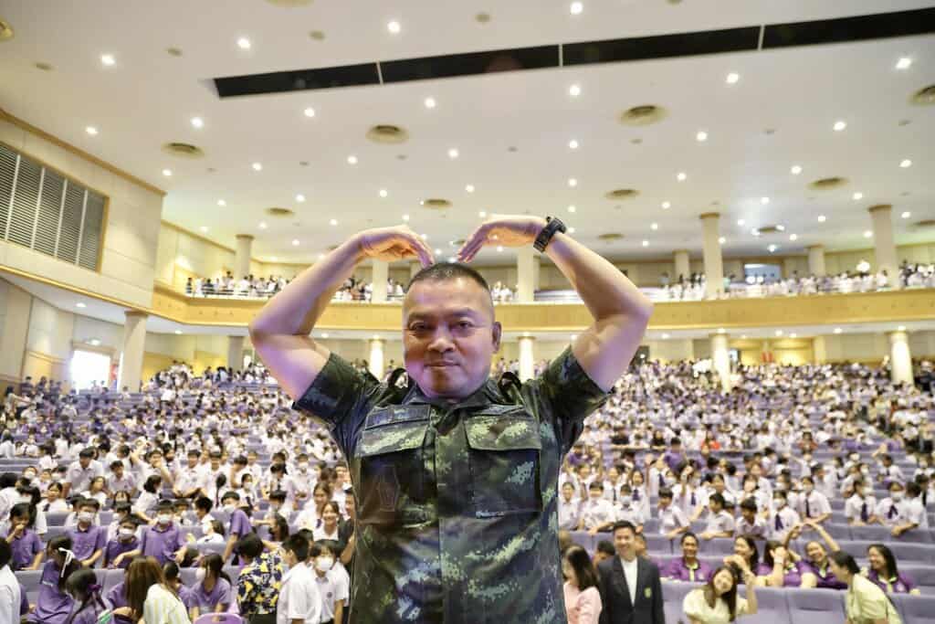 “พล.ท. บุญสิน” ลั่นไม่พร้อมเปิดด่านชายแดน หัวเราะแล้วบอก “ปิดยันเกษียณ” ลั่นไทยไม่ถอนกำลัง-อาวุธ ย้ำปราสาทตาควายเป็นของไทย ต้องหาวิธีนำกลับมา เตือนสติ อินฟลูเอนเซอร์ ให้ยึดข้อเท็จจริง ไม่สร้างความแตกแยก