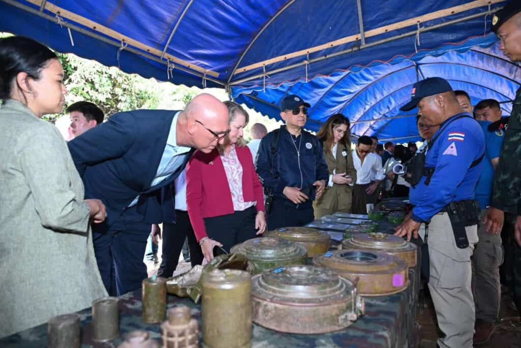 ประจานกัมพูชากระทรวงการต่างประเทศแสดงหลักฐานทุ่นระเบิดสังหารบุคคล แก่คณะทูต 33 ประเทศ ที่ภูมะเขือ จ.ศรีสะเกษ ประจานกัมพูชากระทรวงการต่างประเทศแสดงหลักฐานทุ่นระเบิดสังหารบุคคล แก่คณะทูต 33 ประเทศ ที่ภูมะเขือ จ.ศรีสะเกษ