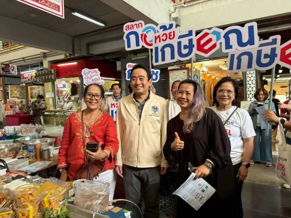 “หวยเกษียณ” เดิน“ตลาดมีนบุรี” พ่อค้า-แม่ค้าแห่สนใจล้นหลาม ชูนวัตกรรมออม “ศุกร์ได้ลุ้น-สุขได้ออม” 