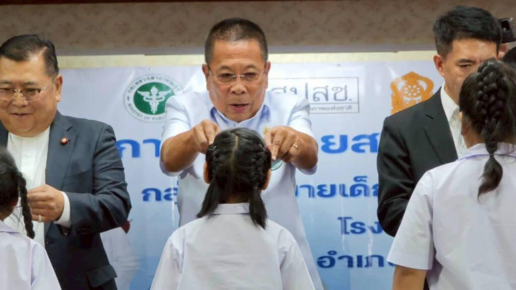 สธ. มอบ “แว่นตา” คืนความชัดเด็กไทย พบมีสายตาผิดปกติ กว่า 2 หมื่นคน สธ. มอบ “แว่นตา” คืนความชัดเด็กไทย พบมีสายตาผิดปกติ กว่า 2 หมื่นคน