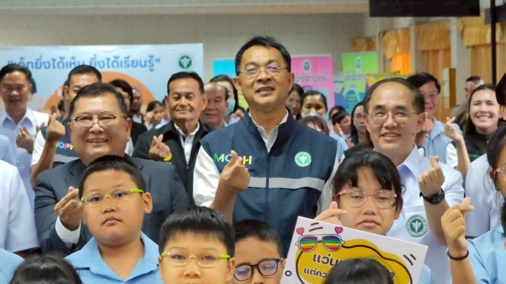 สธ. มอบ “แว่นตา” คืนความชัดเด็กไทย พบมีสายตาผิดปกติ กว่า 2 หมื่นคน สธ. มอบ “แว่นตา” คืนความชัดเด็กไทย พบมีสายตาผิดปกติ กว่า 2 หมื่นคน