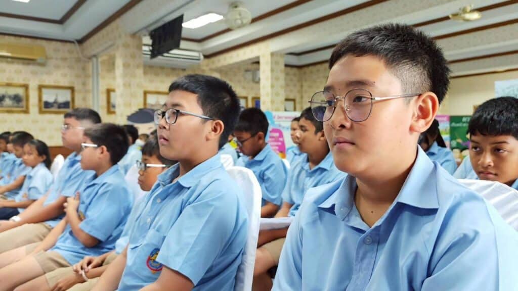 สธ. มอบ “แว่นตา” คืนความชัดเด็กไทย พบมีสายตาผิดปกติ กว่า 2 หมื่นคน สธ. มอบ “แว่นตา” คืนความชัดเด็กไทย พบมีสายตาผิดปกติ กว่า 2 หมื่นคน