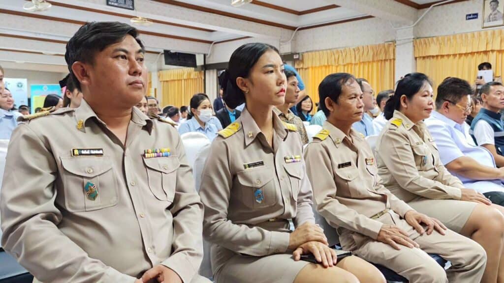 สธ. มอบ “แว่นตา” คืนความชัดเด็กไทย พบมีสายตาผิดปกติ กว่า 2 หมื่นคน สธ. มอบ “แว่นตา” คืนความชัดเด็กไทย พบมีสายตาผิดปกติ กว่า 2 หมื่นคน