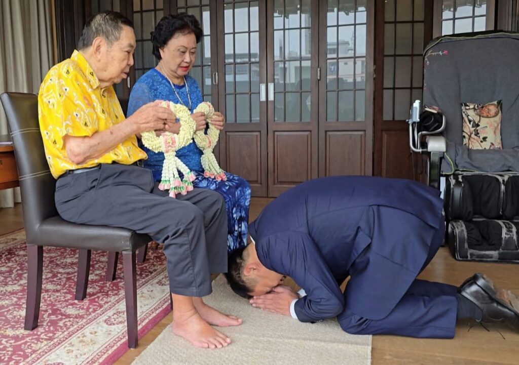 “นายกฯ” ถือฤกษ์ดีนำรัฐมนตรีภูมิใจไทย สักการะสิ่งศักดิ์สิทธิ์ประจำทำเนียบฯ ขอพรให้ราบรื่น เตรียมอันเชิญ “หลวงพ่อโสธร- พระพุทธชินราช - พระพุทธสิริไตรรัฐ” เข้าห้องทำงานบนตึกไทยคู่ฟ้า
