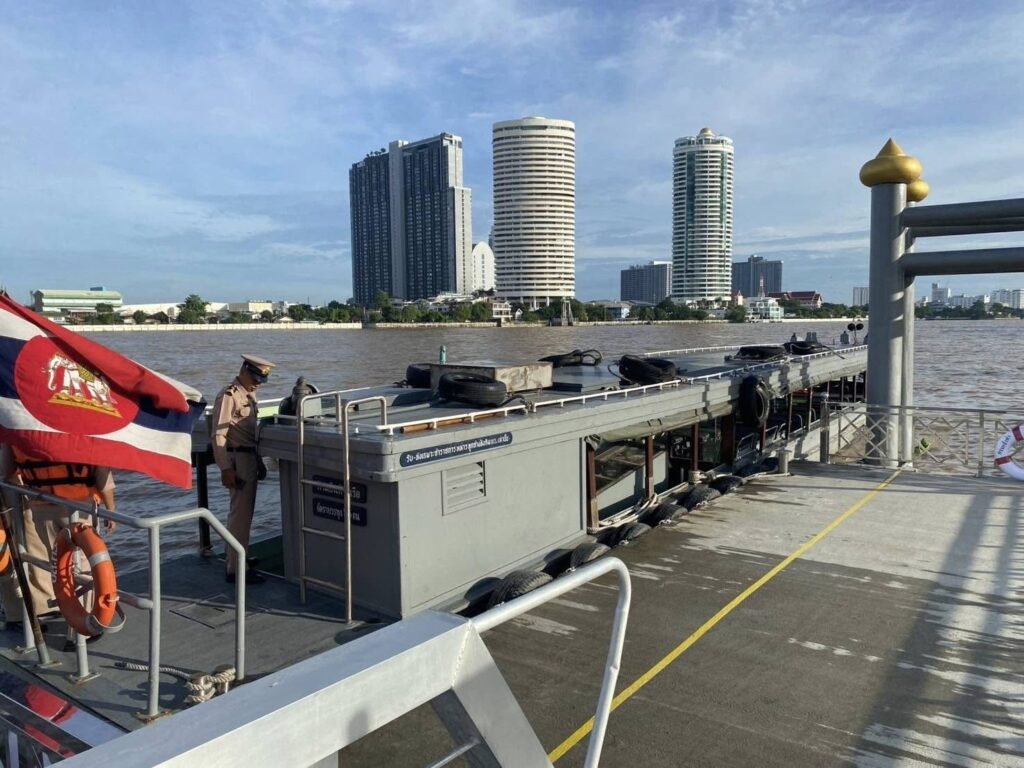 “กองทัพเรือ จัดเรือด่วนสนับสนุนให้บริการประชาชนสัญจรบริเวณโรงพยาบาลวชิระพยาบาล”