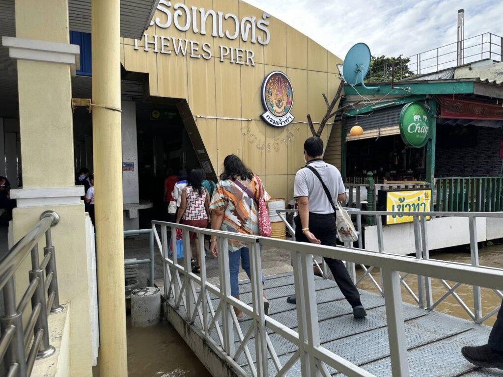 “กองทัพเรือ จัดเรือด่วนสนับสนุนให้บริการประชาชนสัญจรบริเวณโรงพยาบาลวชิระพยาบาล”