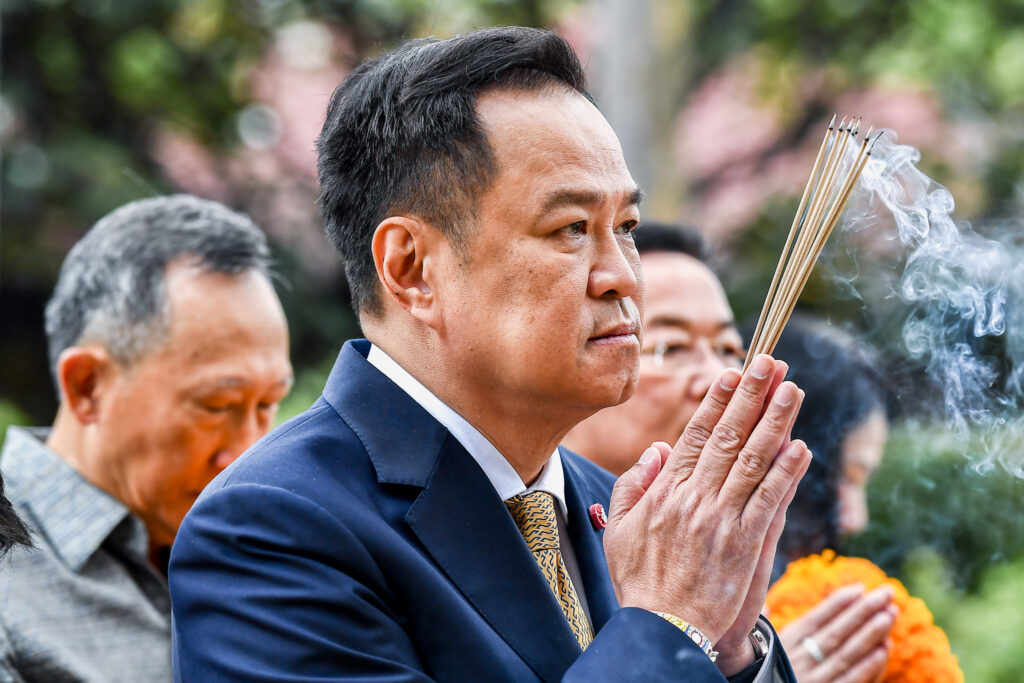 นายกฯ “อนุทิน” สักการะสิ่งศักดิ์สิทธิ์ประจำทำเนียบฯเพื่อความเป็นสิริมงคลก่อนเข้าปฏิบัติงาน บนตึกไทยคู่ฟ้า ทำเนียบรัฐบาล