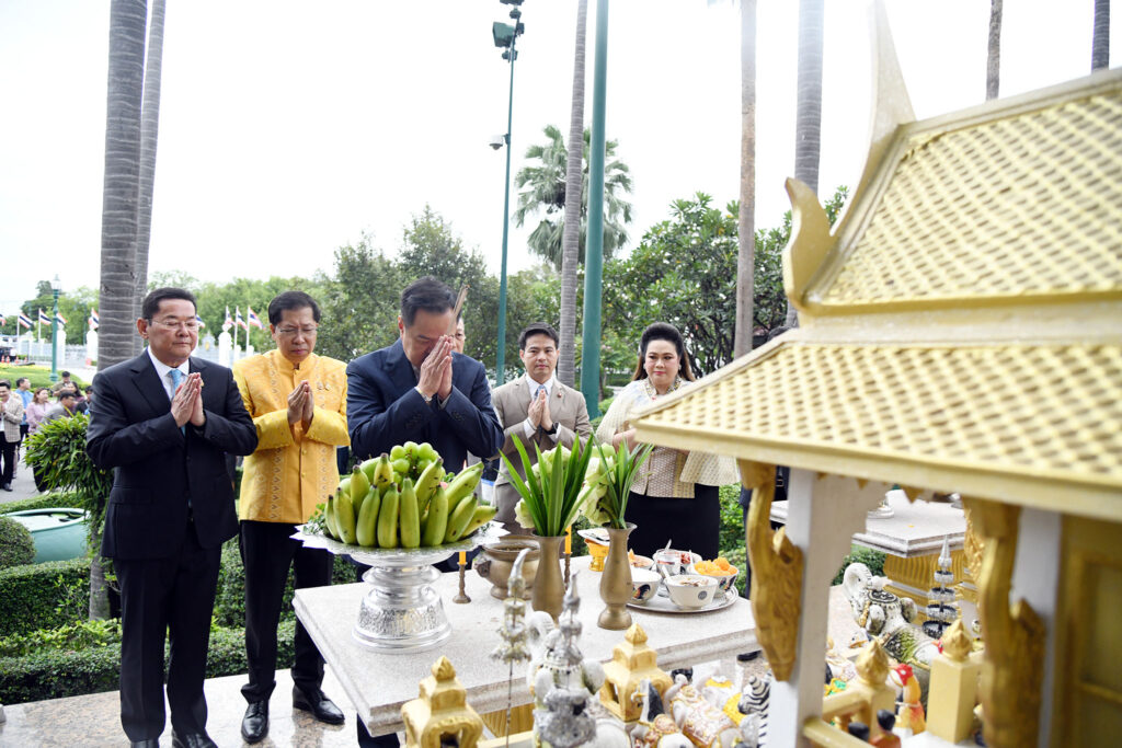 นายกฯ “อนุทิน” สักการะสิ่งศักดิ์สิทธิ์ประจำทำเนียบฯเพื่อความเป็นสิริมงคลก่อนเข้าปฏิบัติงาน บนตึกไทยคู่ฟ้า ทำเนียบรัฐบาล
