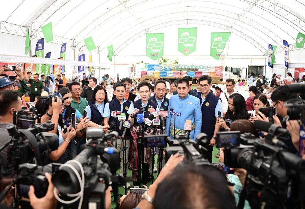 “พาณิชย์” ลุยศรีสะเกษ เปิดงาน “ธงเขียว” ลดราคาปุ๋ย-เคมีเกษตรสูงสุด 200 บาท/กระสอบ เดินหน้า “Quick Big Win” หนุนเกษตรกรชายแดนลดต้นทุน ยกระดับสินค้า GI สร้างรายได้ชุมชน