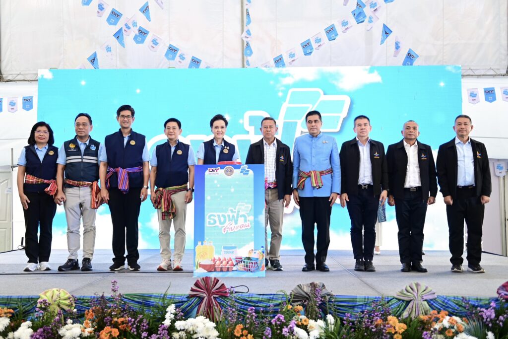  “พาณิชย์” จับมือ ”กลาโหม“ ยกขบวน สินค้าราคาประหยัด ปล่อยคาราวานโมบายธงฟ้าเข้าถึงชายแดน หนุนผู้ประกอบการ-ฟื้นเศรษฐกิจ–ลดค่าครองชีพ-ดูแลความมั่นคง