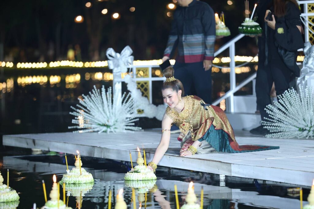 เปิดภาพ Maha Loi Krathong @Ayutthaya น้อมรำลึกสมเด็จ พระพันปีหลวง จ.อยุธยา เปิดภาพ Maha Loi Krathong @Ayutthaya น้อมรำลึกสมเด็จ พระพันปีหลวง จ.อยุธยา
