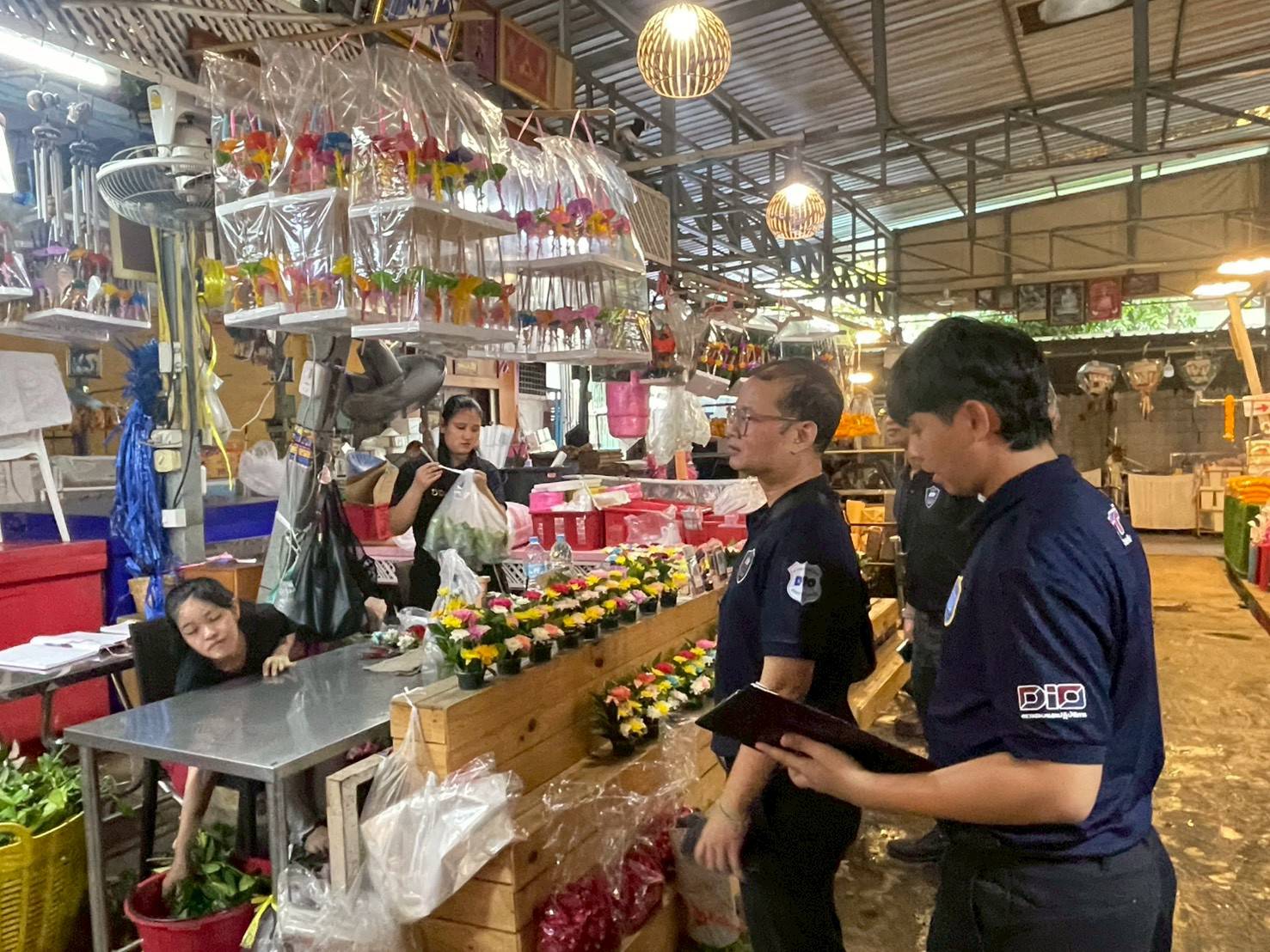 กรมการค้าภายใน ลงพื้นที่ตรวจสอบราคาสินค้าช่วงเทศกาลลอยกระทง  พบราคาวัตถุดิบยังคงปกติ