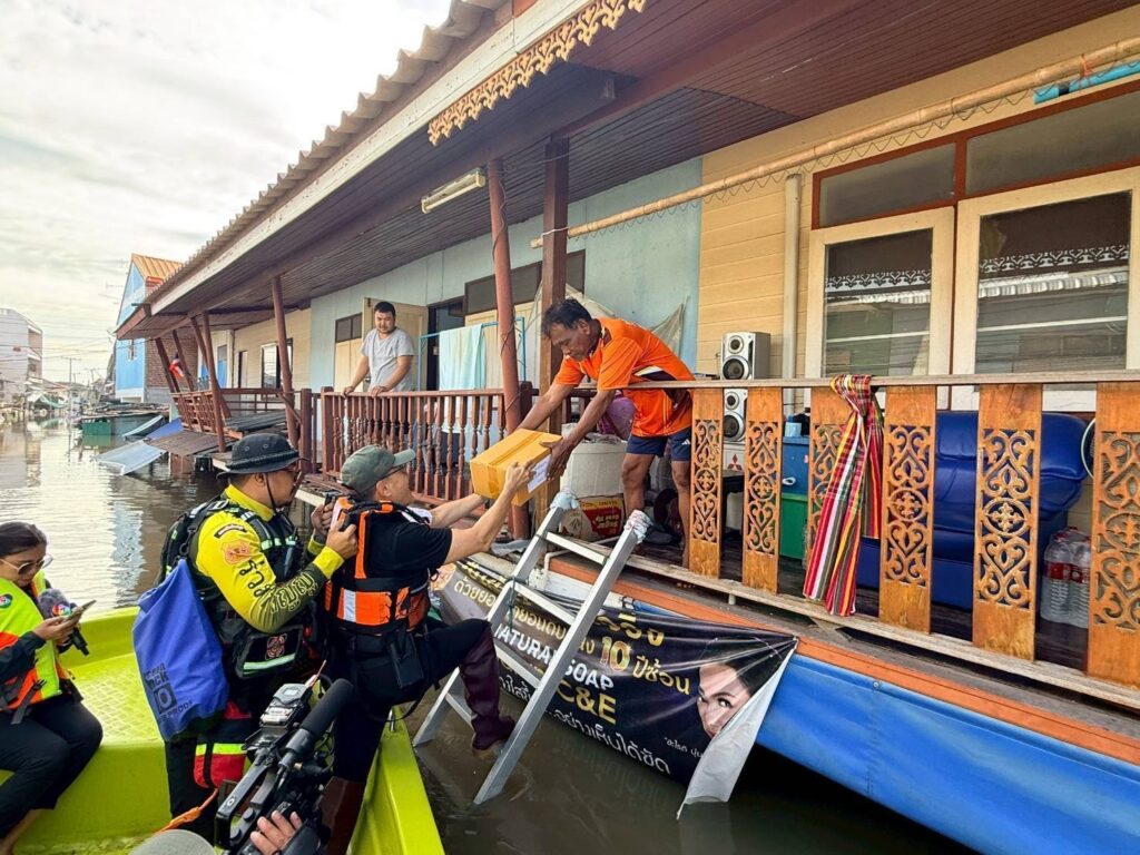 มูลนิธิอาสาเพื่อนพึ่ง (ภาฯ) สภากาชาดไทย เข้าพื้นที่ช่วยเหลือผู้ประสบอุทกภัย อำเภออินทร์บุรี จังหวัดสิงห์บุรี มูลนิธิอาสาเพื่อนพึ่ง (ภาฯ) สภากาชาดไทย เข้าพื้นที่ช่วยเหลือผู้ประสบอุทกภัย อำเภออินทร์บุรี จังหวัดสิงห์บุรี