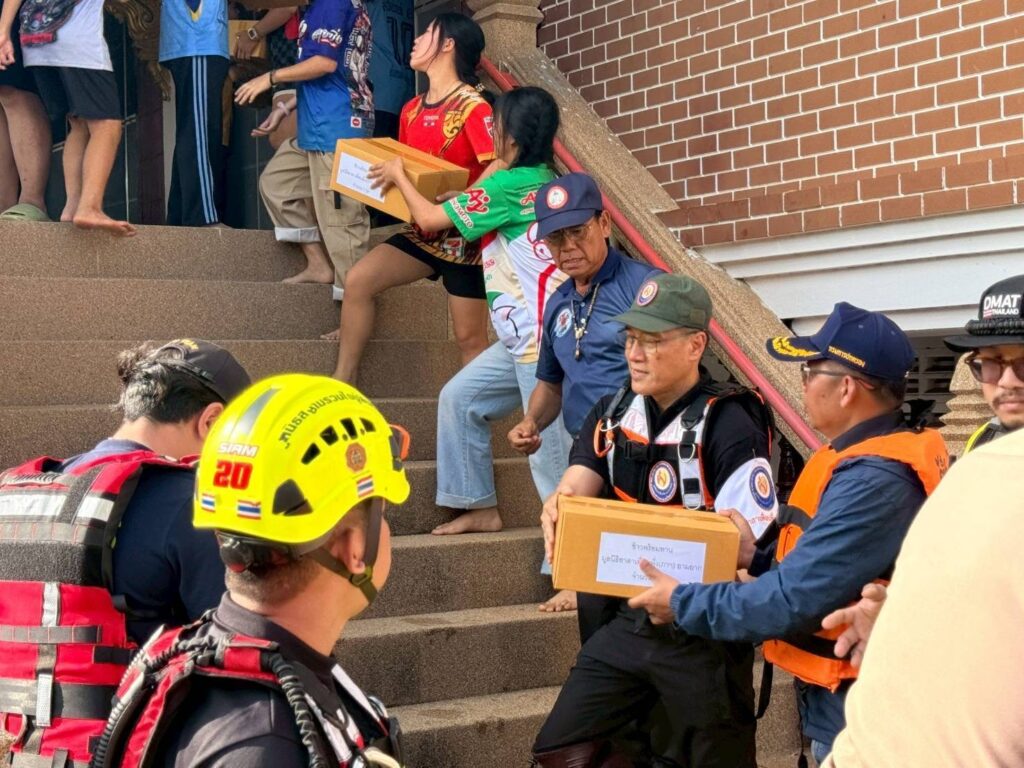 มูลนิธิอาสาเพื่อนพึ่ง (ภาฯ) สภากาชาดไทย เข้าพื้นที่ช่วยเหลือผู้ประสบอุทกภัย อำเภออินทร์บุรี จังหวัดสิงห์บุรี มูลนิธิอาสาเพื่อนพึ่ง (ภาฯ) สภากาชาดไทย เข้าพื้นที่ช่วยเหลือผู้ประสบอุทกภัย อำเภออินทร์บุรี จังหวัดสิงห์บุรี