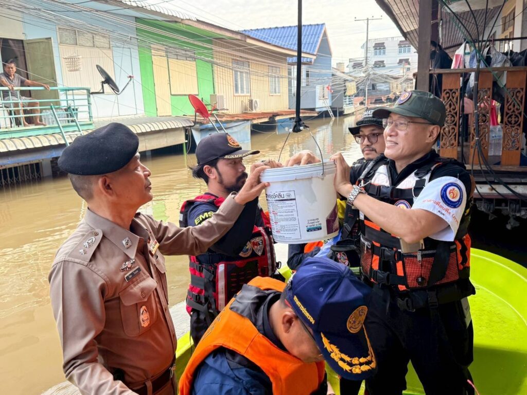 มูลนิธิอาสาเพื่อนพึ่ง (ภาฯ) สภากาชาดไทย เข้าพื้นที่ช่วยเหลือผู้ประสบอุทกภัย อำเภออินทร์บุรี จังหวัดสิงห์บุรี มูลนิธิอาสาเพื่อนพึ่ง (ภาฯ) สภากาชาดไทย เข้าพื้นที่ช่วยเหลือผู้ประสบอุทกภัย อำเภออินทร์บุรี จังหวัดสิงห์บุรี