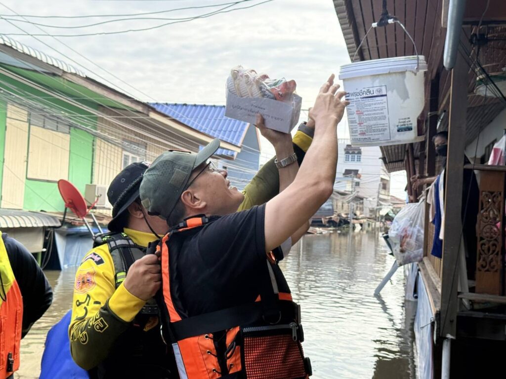 มูลนิธิอาสาเพื่อนพึ่ง (ภาฯ) สภากาชาดไทย เข้าพื้นที่ช่วยเหลือผู้ประสบอุทกภัย อำเภออินทร์บุรี จังหวัดสิงห์บุรี มูลนิธิอาสาเพื่อนพึ่ง (ภาฯ) สภากาชาดไทย เข้าพื้นที่ช่วยเหลือผู้ประสบอุทกภัย อำเภออินทร์บุรี จังหวัดสิงห์บุรี