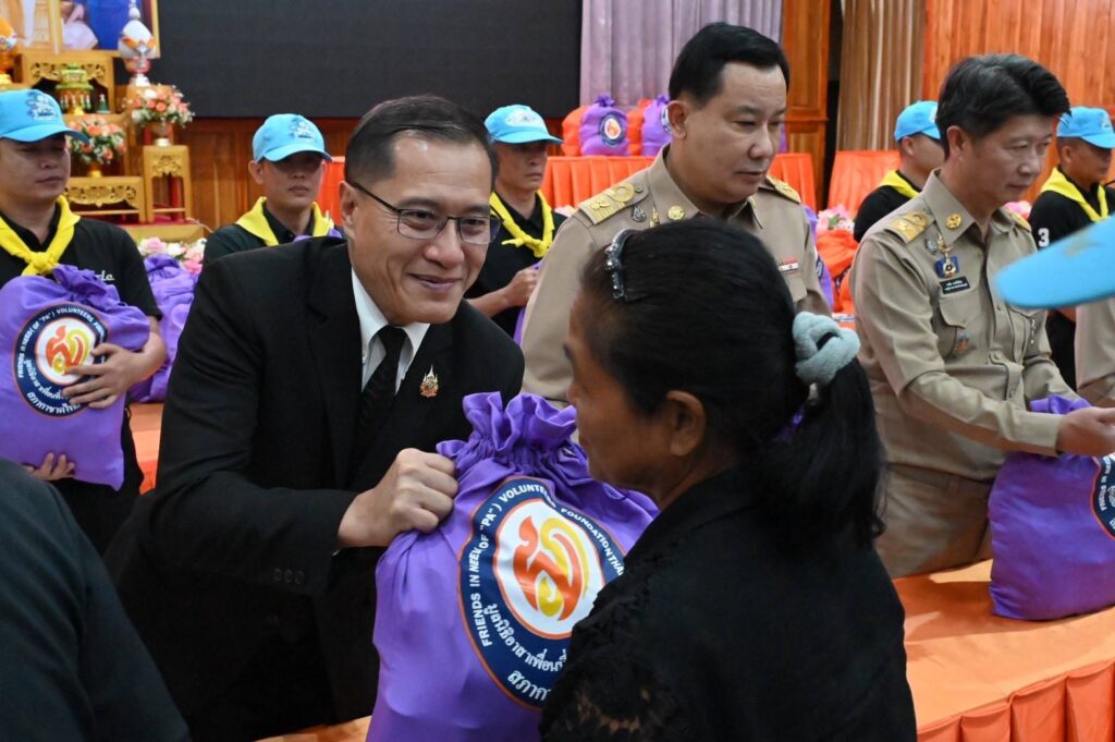 มูลนิธิอาสาเพื่อนพึ่ง (ภาฯ) ยามยาก สภากาชาดไทย เชิญถุงยังชีพพระราชทานมอบแก่ประชาชนผู้ประสบอุทกภัยในพื้นที่จังหวัดเพชรบูรณ์ มูลนิธิอาสาเพื่อนพึ่ง (ภาฯ) ยามยาก สภากาชาดไทย เชิญถุงยังชีพพระราชทานมอบแก่ประชาชนผู้ประสบอุทกภัยในพื้นที่จังหวัดเพชรบูรณ์