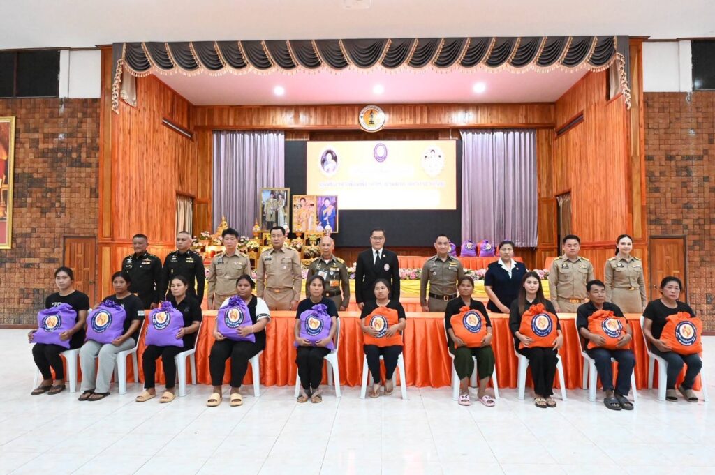 มูลนิธิอาสาเพื่อนพึ่ง (ภาฯ) ยามยาก สภากาชาดไทย เชิญถุงยังชีพพระราชทานมอบแก่ประชาชนผู้ประสบอุทกภัยในพื้นที่จังหวัดเพชรบูรณ์ มูลนิธิอาสาเพื่อนพึ่ง (ภาฯ) ยามยาก สภากาชาดไทย เชิญถุงยังชีพพระราชทานมอบแก่ประชาชนผู้ประสบอุทกภัยในพื้นที่จังหวัดเพชรบูรณ์