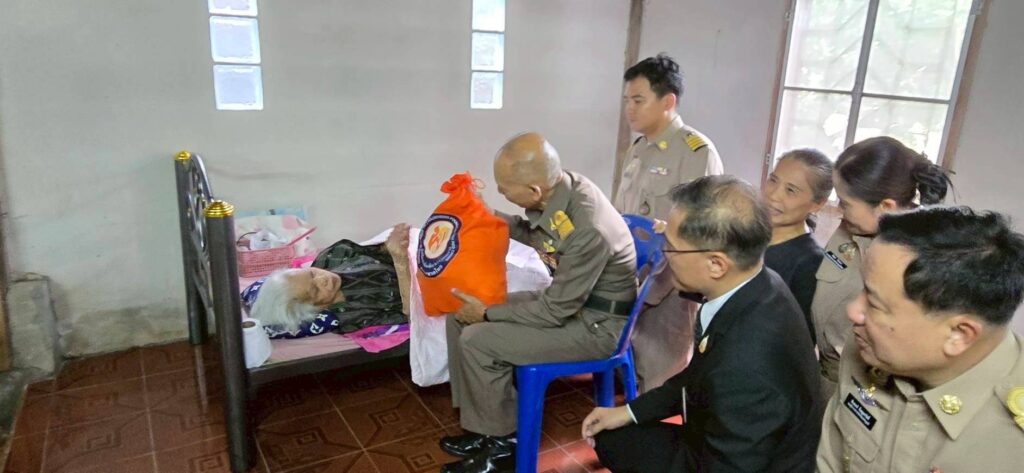 มูลนิธิอาสาเพื่อนพึ่ง (ภาฯ) ยามยาก สภากาชาดไทย เชิญถุงยังชีพพระราชทานมอบแก่ประชาชนผู้ประสบอุทกภัยในพื้นที่จังหวัดเพชรบูรณ์ มูลนิธิอาสาเพื่อนพึ่ง (ภาฯ) ยามยาก สภากาชาดไทย เชิญถุงยังชีพพระราชทานมอบแก่ประชาชนผู้ประสบอุทกภัยในพื้นที่จังหวัดเพชรบูรณ์