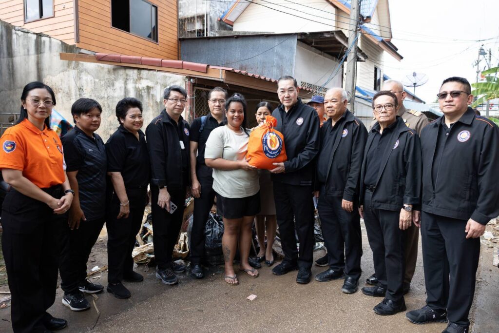 มูลนิธิอาสาเพื่อนพึ่ง (ภาฯ) ยามยากสภากาชาดไทยเยี่ยมผู้ประสบภัย'หาดใหญ่' แจกจ่ายที่นอน-ยารักษาโรค มูลนิธิอาสาเพื่อนพึ่ง (ภาฯ) ยามยากสภากาชาดไทยเยี่ยมผู้ประสบภัย'หาดใหญ่' แจกจ่ายที่นอน-ยารักษาโรค