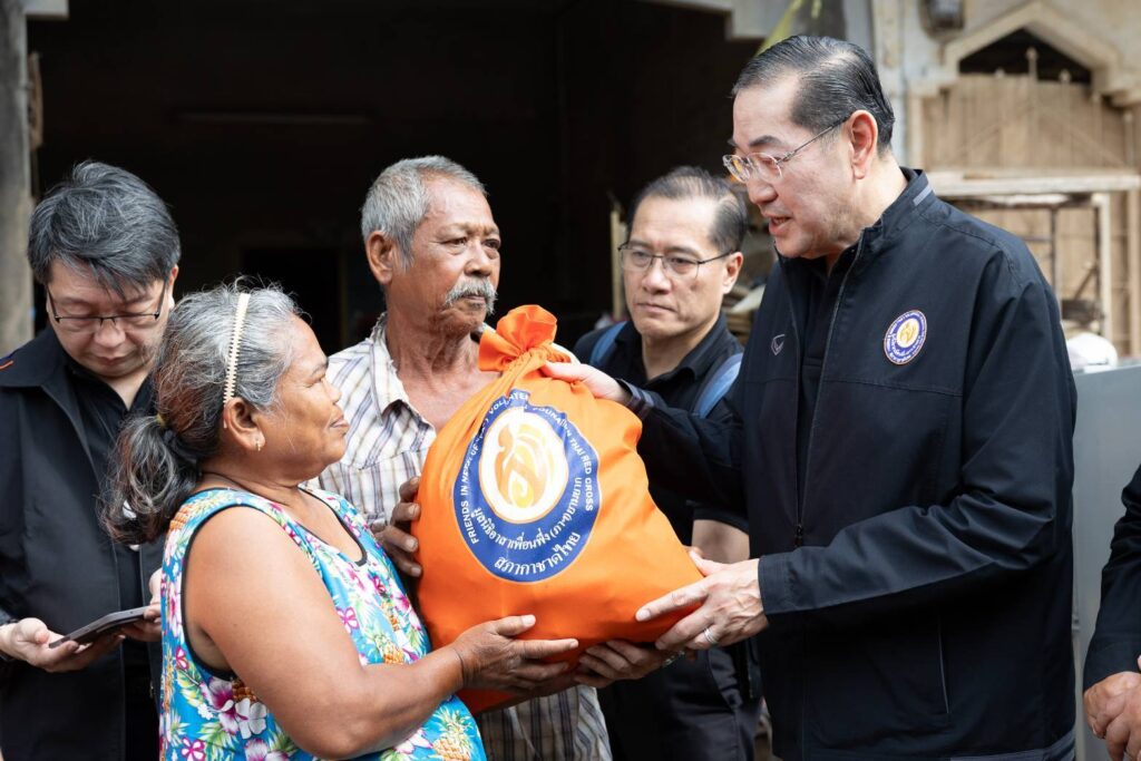 มูลนิธิอาสาเพื่อนพึ่ง (ภาฯ) ยามยากสภากาชาดไทยเยี่ยมผู้ประสบภัย'หาดใหญ่' แจกจ่ายที่นอน-ยารักษาโรค มูลนิธิอาสาเพื่อนพึ่ง (ภาฯ) ยามยากสภากาชาดไทยเยี่ยมผู้ประสบภัย'หาดใหญ่' แจกจ่ายที่นอน-ยารักษาโรค