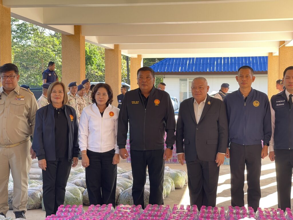 'สว.กิตติศักดิ์' หอบข้าวสาร 1.5 ตัน-น้ำดื่มไม่อั้น ลุยปราจีนฯ ช่วย 5,000 ชีวิต ผู้หนีภัยสู้รบชายแดน 'สว.กิตติศักดิ์' หอบข้าวสาร 1.5 ตัน-น้ำดื่มไม่อั้น ลุยปราจีนฯ ช่วย 5,000 ชีวิต ผู้หนีภัยสู้รบชายแดน