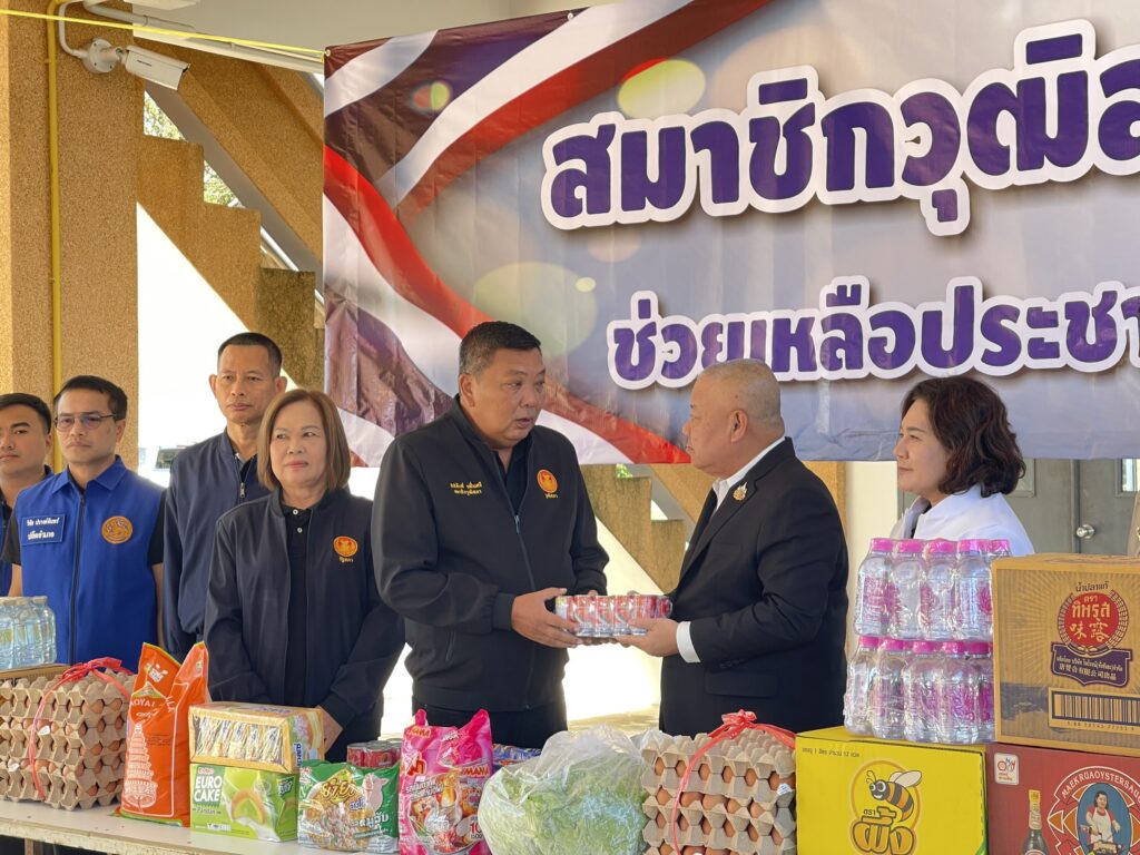 'สว.กิตติศักดิ์' หอบข้าวสาร 1.5 ตัน-น้ำดื่มไม่อั้น ลุยปราจีนฯ ช่วย 5,000 ชีวิต ผู้หนีภัยสู้รบชายแดน 'สว.กิตติศักดิ์' หอบข้าวสาร 1.5 ตัน-น้ำดื่มไม่อั้น ลุยปราจีนฯ ช่วย 5,000 ชีวิต ผู้หนีภัยสู้รบชายแดน