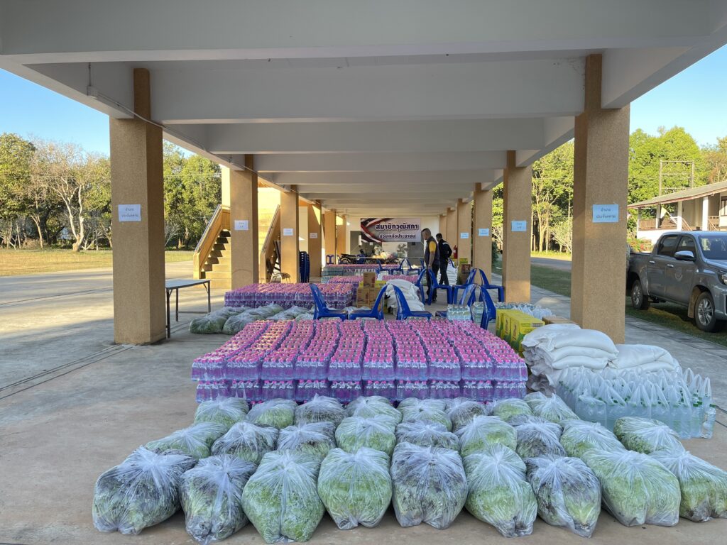 'สว.กิตติศักดิ์' หอบข้าวสาร 1.5 ตัน-น้ำดื่มไม่อั้น ลุยปราจีนฯ ช่วย 5,000 ชีวิต ผู้หนีภัยสู้รบชายแดน 'สว.กิตติศักดิ์' หอบข้าวสาร 1.5 ตัน-น้ำดื่มไม่อั้น ลุยปราจีนฯ ช่วย 5,000 ชีวิต ผู้หนีภัยสู้รบชายแดน