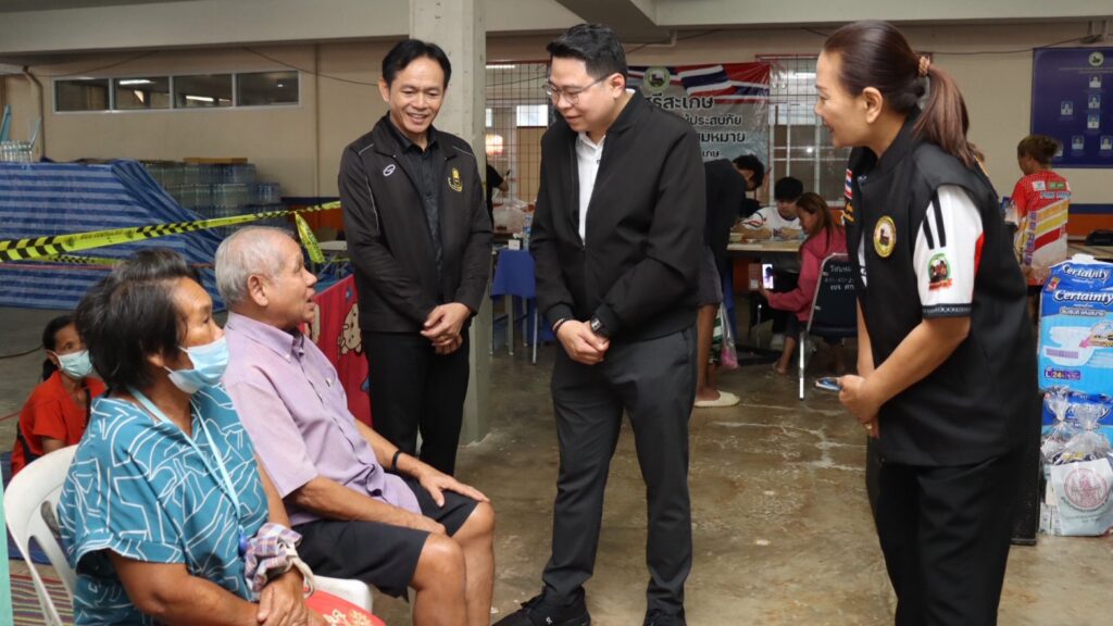 'สกสค.' ส่งกำลังใจ-มอบถุงยังชีพ ถึงมือครูผู้หนีภัยชายแดน ย้ำสู้ไปด้วยกัน" 'สกสค.' ส่งกำลังใจ-มอบถุงยังชีพ ถึงมือครูผู้หนีภัยชายแดน ย้ำสู้ไปด้วยกัน"