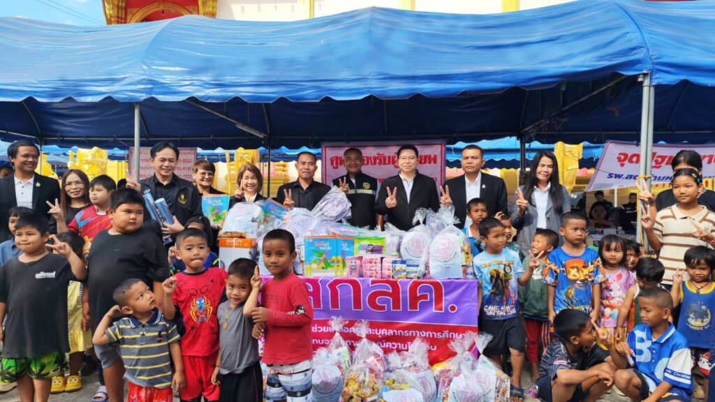 'สกสค.' ส่งกำลังใจ-มอบถุงยังชีพ ถึงมือครูผู้หนีภัยชายแดน ย้ำสู้ไปด้วยกัน" 'สกสค.' ส่งกำลังใจ-มอบถุงยังชีพ ถึงมือครูผู้หนีภัยชายแดน ย้ำสู้ไปด้วยกัน"