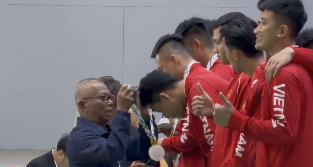 กมธ.กีฬา วุฒิสภา บุกชลบุรี หนุนโมเดลเรียนเด่นเล่นกีฬาดี กมธ.กีฬา วุฒิสภา บุกชลบุรี หนุนโมเดลเรียนเด่นเล่นกีฬาดี