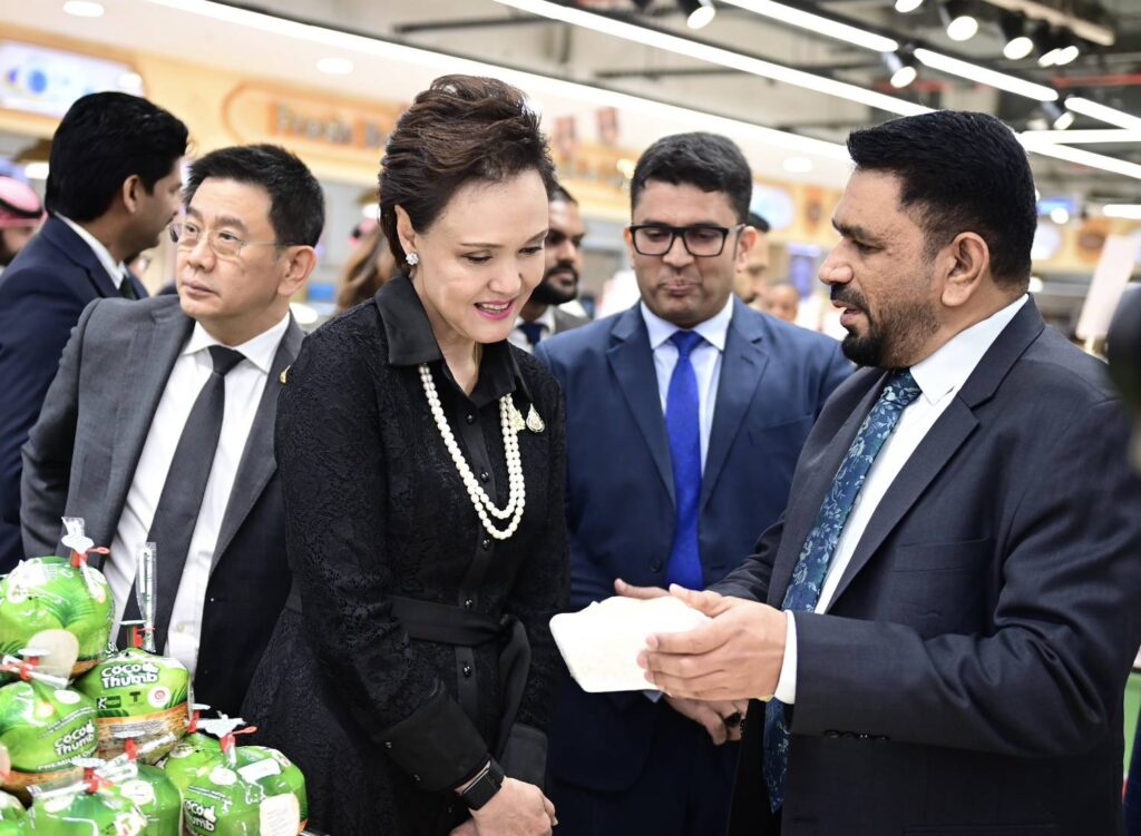 “พาณิชย์ไทย” ลุย Hypermarket ใหญ่ซาอุดีฯ เปิดงาน Thailand Halal Food Festival 2025 ปูทางเพิ่มสินค้าไทยสู่มือผู้บริโภคตะวันออกกลาง “พาณิชย์ไทย” ลุย Hypermarket ใหญ่ซาอุดีฯ เปิดงาน Thailand Halal Food Festival 2025 ปูทางเพิ่มสินค้าไทยสู่มือผู้บริโภคตะวันออกกลาง