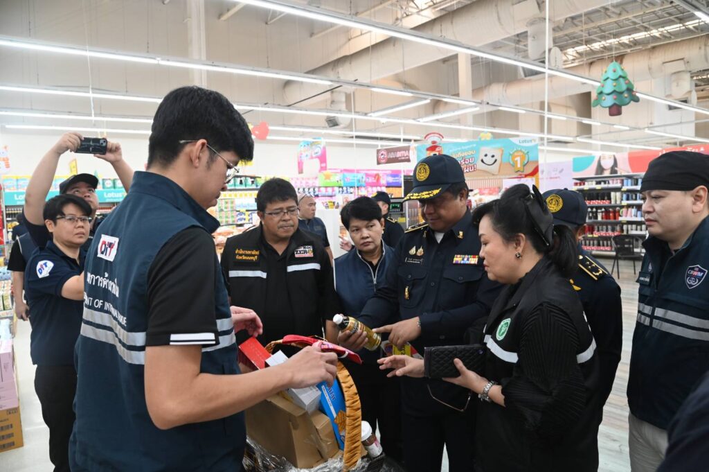 กรมการค้าภายใน ลุยตรวจปีใหม่ 2569 ดูแลกระเช้าของขวัญ–การจำหน่ายสินค้าที่จุดพักรถ–หัวจ่ายน้ำมัน สร้างความเป็นธรรมให้ผู้บริโภค กรมการค้าภายใน ลุยตรวจปีใหม่ 2569 ดูแลกระเช้าของขวัญ–การจำหน่ายสินค้าที่จุดพักรถ–หัวจ่ายน้ำมัน สร้างความเป็นธรรมให้ผู้บริโภค