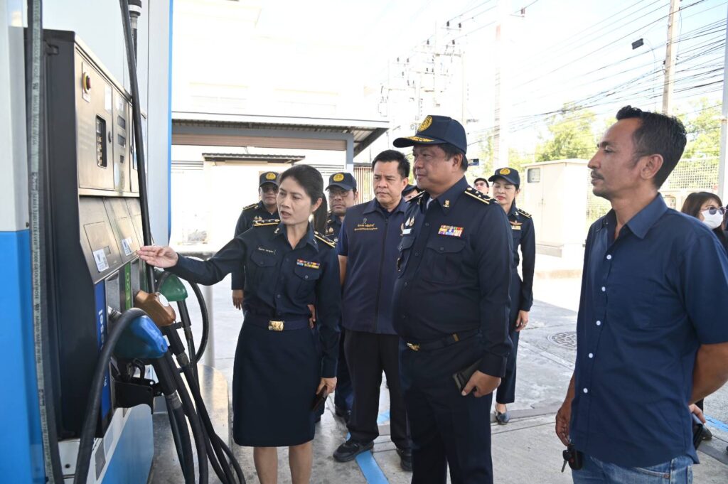 กรมการค้าภายใน ลุยตรวจปีใหม่ 2569 ดูแลกระเช้าของขวัญ–การจำหน่ายสินค้าที่จุดพักรถ–หัวจ่ายน้ำมัน สร้างความเป็นธรรมให้ผู้บริโภค กรมการค้าภายใน ลุยตรวจปีใหม่ 2569 ดูแลกระเช้าของขวัญ–การจำหน่ายสินค้าที่จุดพักรถ–หัวจ่ายน้ำมัน สร้างความเป็นธรรมให้ผู้บริโภค