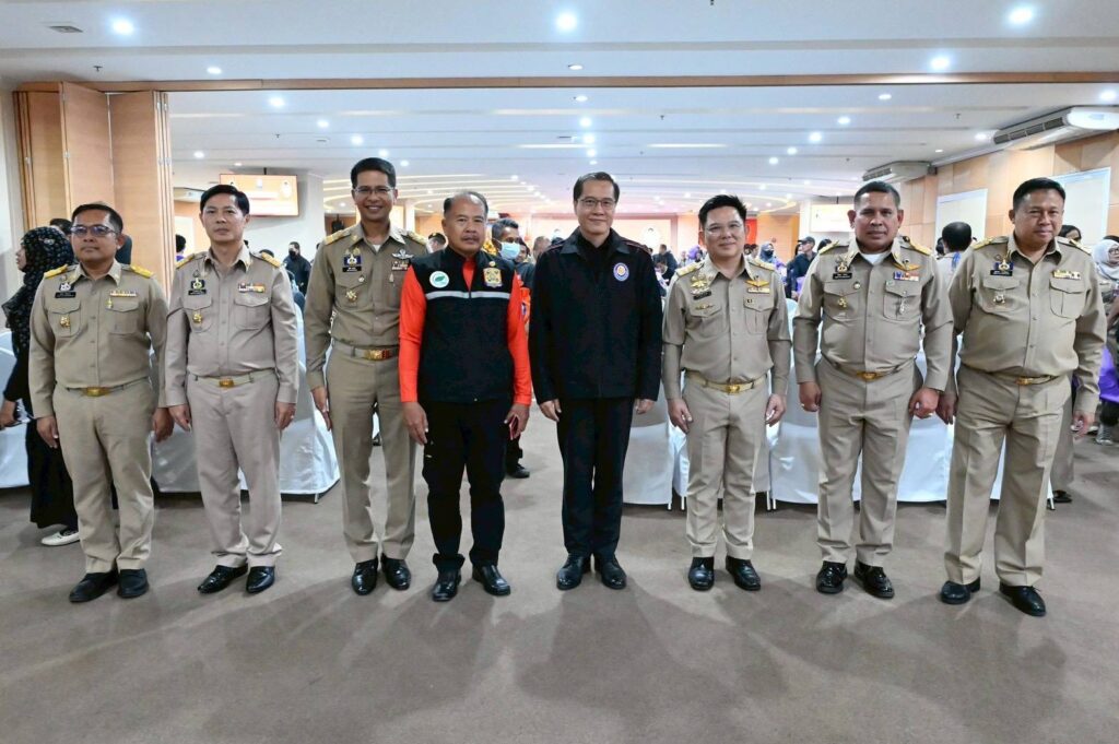 มูลนิธิอาสาเพื่อนพึ่ง (ภาฯ) ยามยาก สภากาชาดไทย เชิญถุงยังชีพพระราชทาน 12,600 ถุง มอบแก่ผู้ประสบอุทกภัยในพื้นที่ 5 จังหวัดชายแดนภาคใต้ (จังหวัดสตูล สงขลา ปัตตานี ยะลา และนราธิวาส) มูลนิธิอาสาเพื่อนพึ่ง (ภาฯ) ยามยาก สภากาชาดไทย เชิญถุงยังชีพพระราชทาน 12,600 ถุง มอบแก่ผู้ประสบอุทกภัยในพื้นที่ 5 จังหวัดชายแดนภาคใต้ (จังหวัดสตูล สงขลา ปัตตานี ยะลา และนราธิวาส)