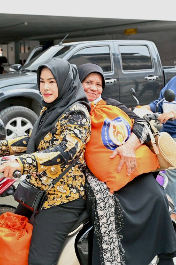 มูลนิธิอาสาเพื่อนพึ่ง (ภาฯ) ยามยาก สภากาชาดไทย เชิญถุงยังชีพพระราชทาน 12,600 ถุง มอบแก่ผู้ประสบอุทกภัยในพื้นที่ 5 จังหวัดชายแดนภาคใต้ (จังหวัดสตูล สงขลา ปัตตานี ยะลา และนราธิวาส) มูลนิธิอาสาเพื่อนพึ่ง (ภาฯ) ยามยาก สภากาชาดไทย เชิญถุงยังชีพพระราชทาน 12,600 ถุง มอบแก่ผู้ประสบอุทกภัยในพื้นที่ 5 จังหวัดชายแดนภาคใต้ (จังหวัดสตูล สงขลา ปัตตานี ยะลา และนราธิวาส)