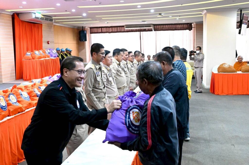 มูลนิธิอาสาเพื่อนพึ่ง (ภาฯ) ยามยาก สภากาชาดไทย เชิญถุงยังชีพพระราชทาน 12,600 ถุง มอบแก่ผู้ประสบอุทกภัยในพื้นที่ 5 จังหวัดชายแดนภาคใต้ (จังหวัดสตูล สงขลา ปัตตานี ยะลา และนราธิวาส) มูลนิธิอาสาเพื่อนพึ่ง (ภาฯ) ยามยาก สภากาชาดไทย เชิญถุงยังชีพพระราชทาน 12,600 ถุง มอบแก่ผู้ประสบอุทกภัยในพื้นที่ 5 จังหวัดชายแดนภาคใต้ (จังหวัดสตูล สงขลา ปัตตานี ยะลา และนราธิวาส)